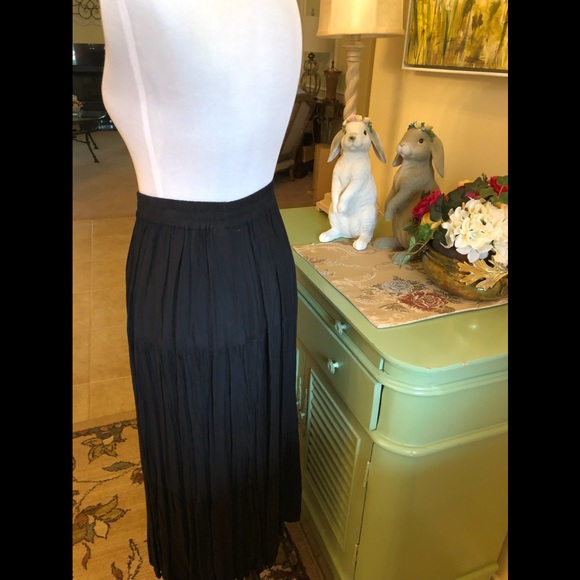 Petite Access skirt black with button accents - Picture 2 of 5